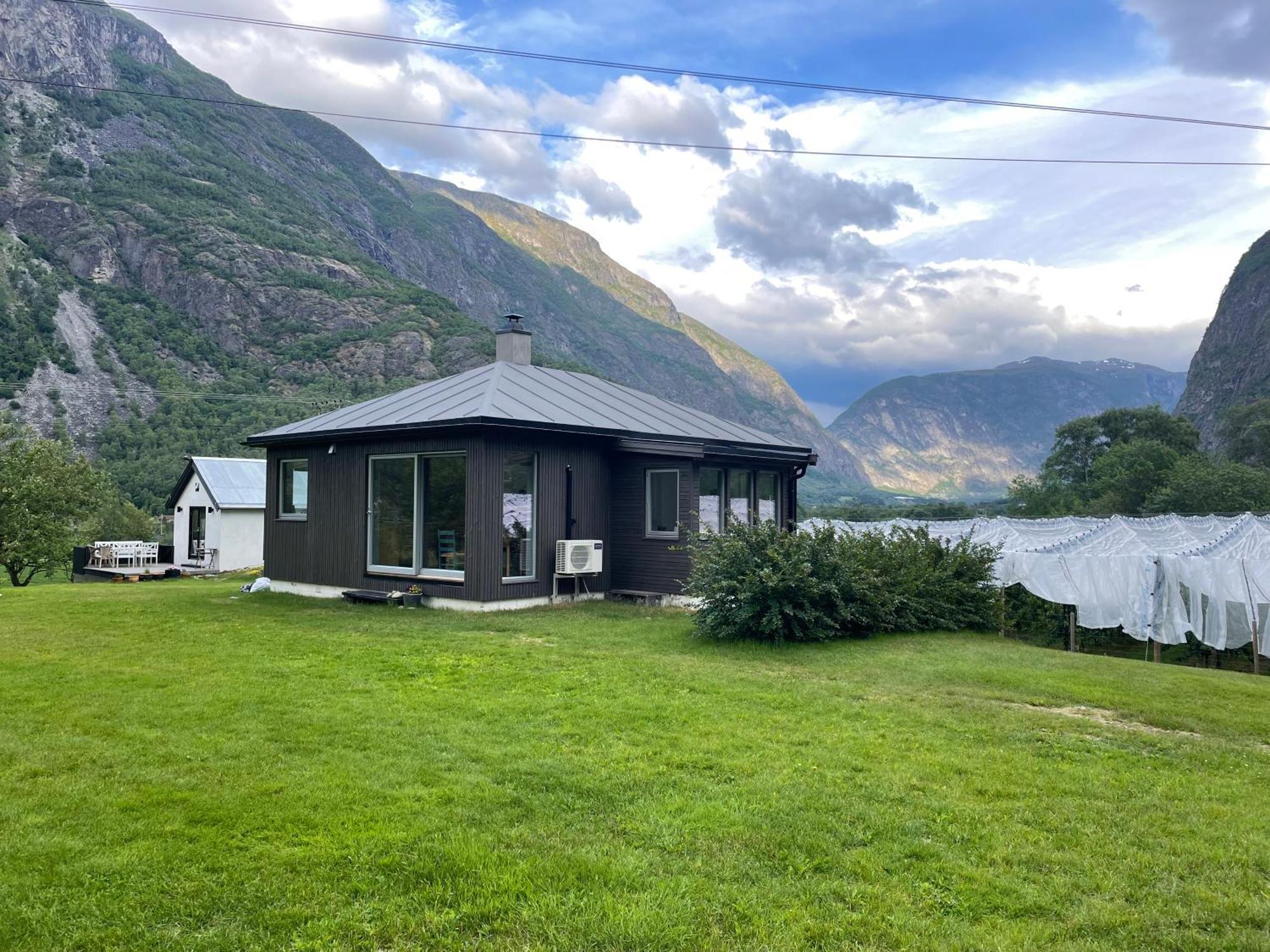 Jordeplegarden Holiday Home - Part Of A Farm - Two Buildings - Close To Flam Lærdalsøyri Bagian luar foto